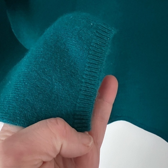 Retro teal short and tight cashmere sweater V necksize medium to large - Picture 3 of 4